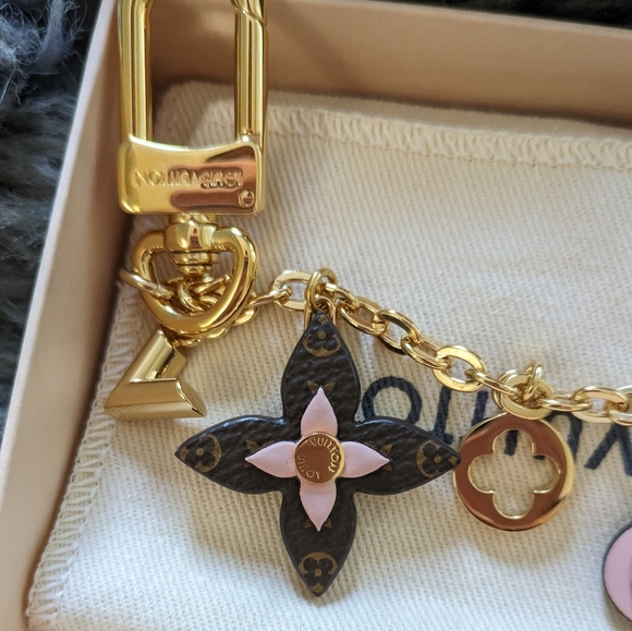 Louis Vuitton Flower Bag Charm. - Picture 11 of 13